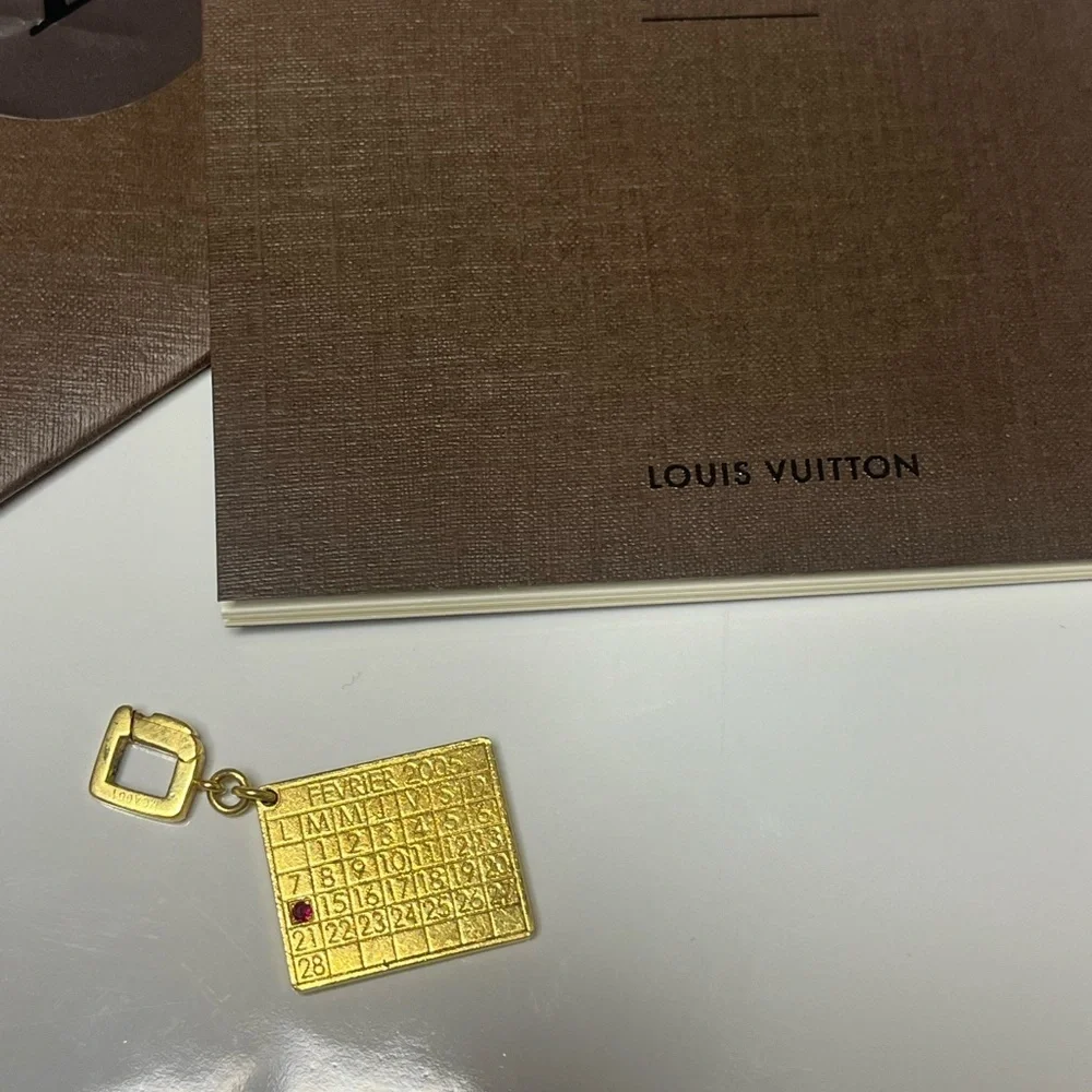 LOUIS VUITTON 18KT GOLD CALENDAR CHARM W/RUBY VINTAGE 2005